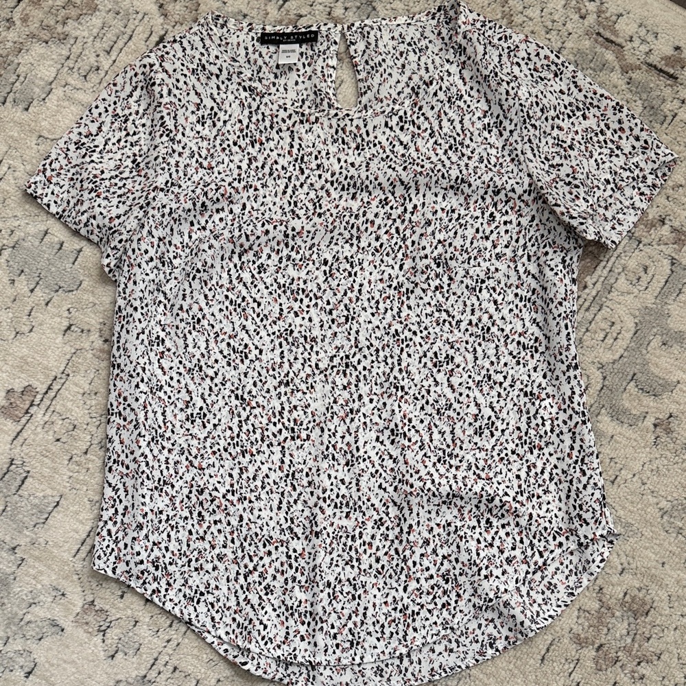 Simply Styled Black and White Patterned Top
